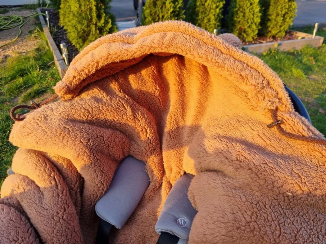 kocyk do fotelika samochodowego karmelowy beżowy
