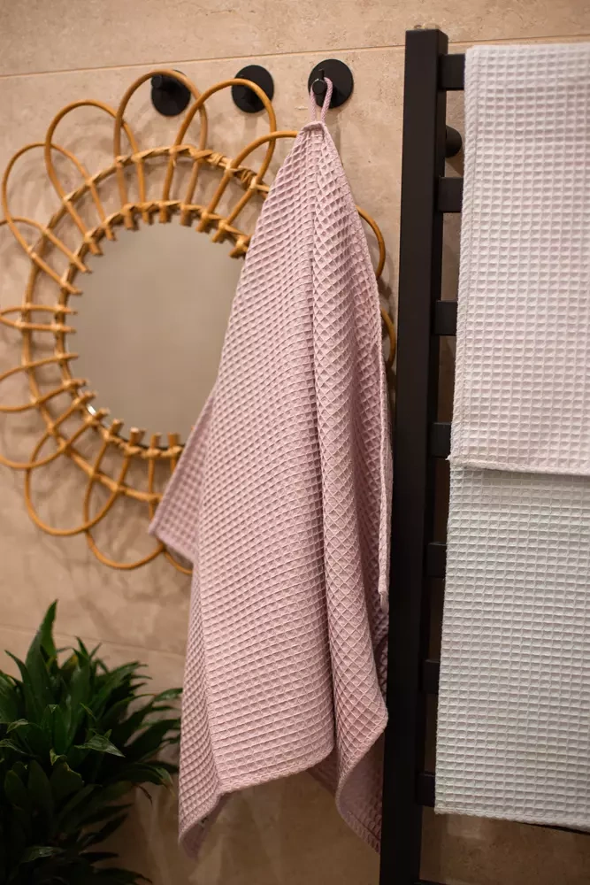 Ręcznik do rąk wafelkowy brudny róż wiszący.webp