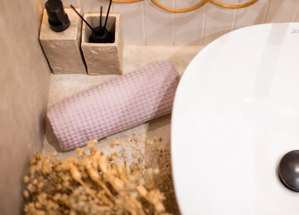 Ręcznik do rąk wafelkowy brudny róż łazienka.webp