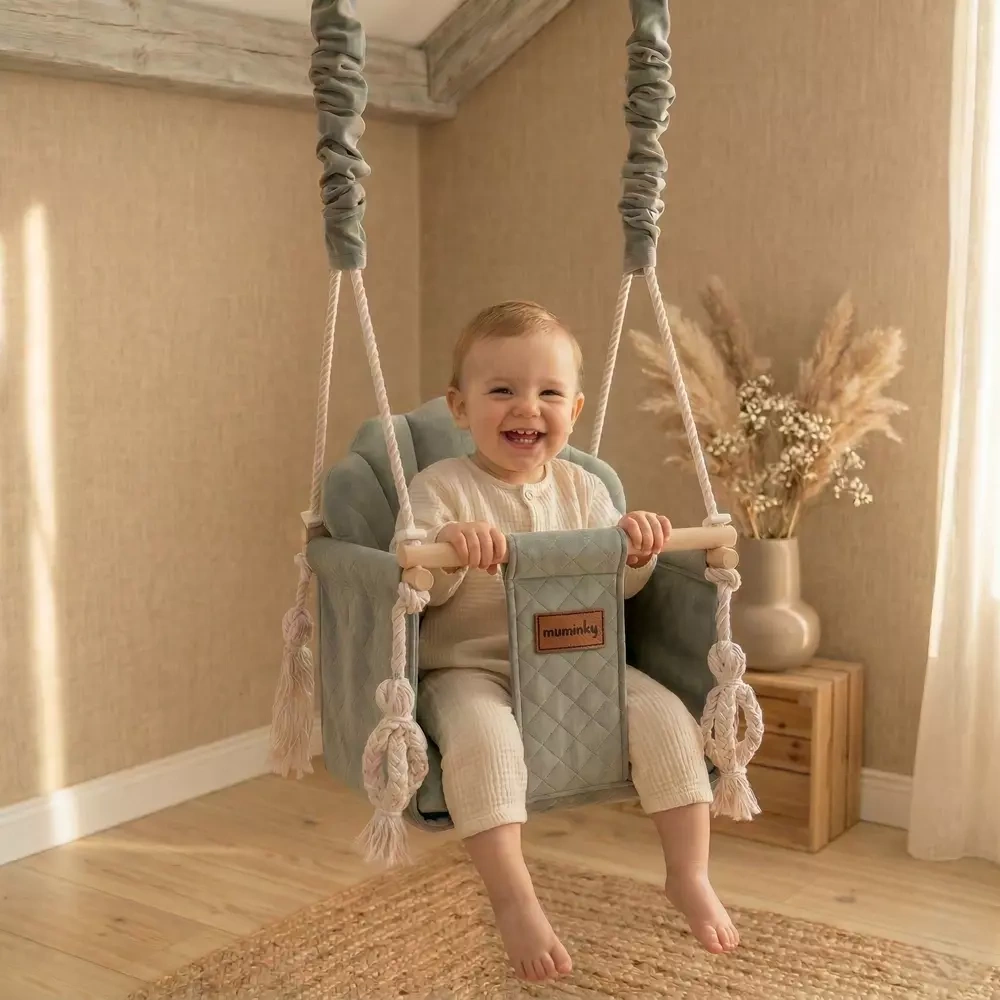 Huśtawka Muszelka Szara Wizualizacja huśtające się dziecko.webp