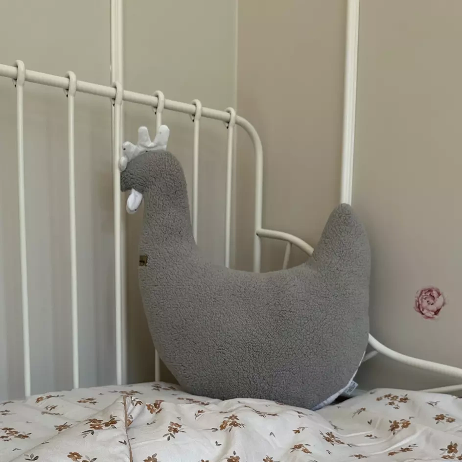 Kura Poduszka Szara.webp