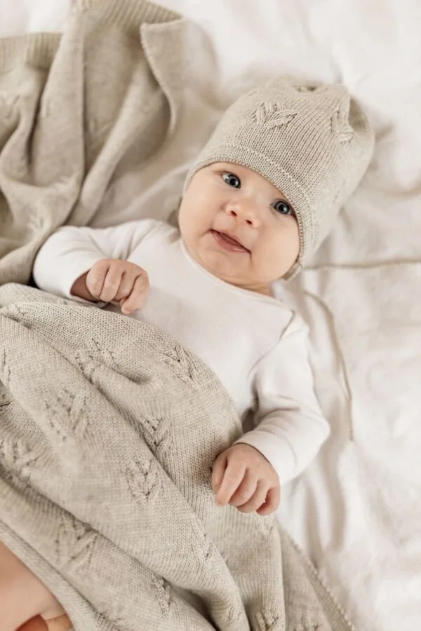 Czapka wiązana merino beżowa.webp