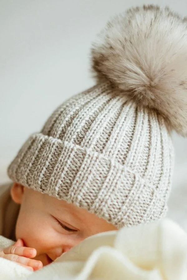 Czapka merino pompon beżowa.webp