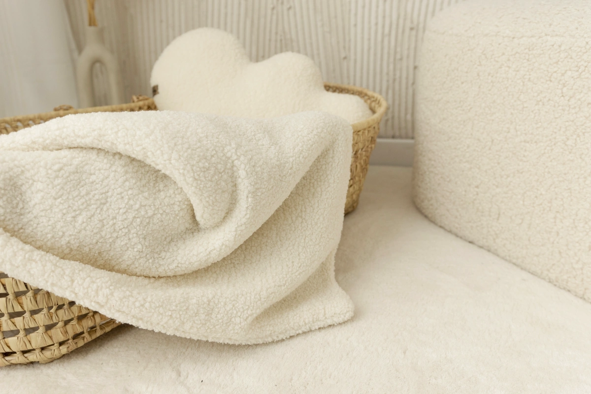 Kocyk barankowy ecru w koszu.webp