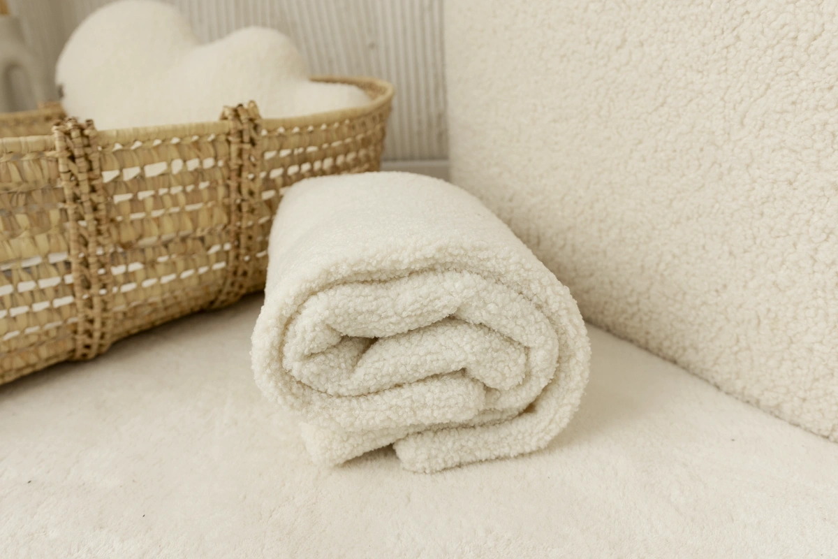 Kocyk barankowy ecru zlozony.webp